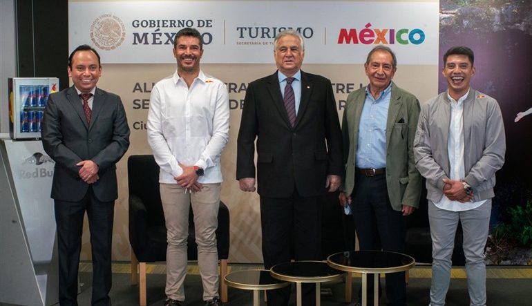 Checo Pérez y Memo Rojas serán "embajadores" del turismo en 160 países